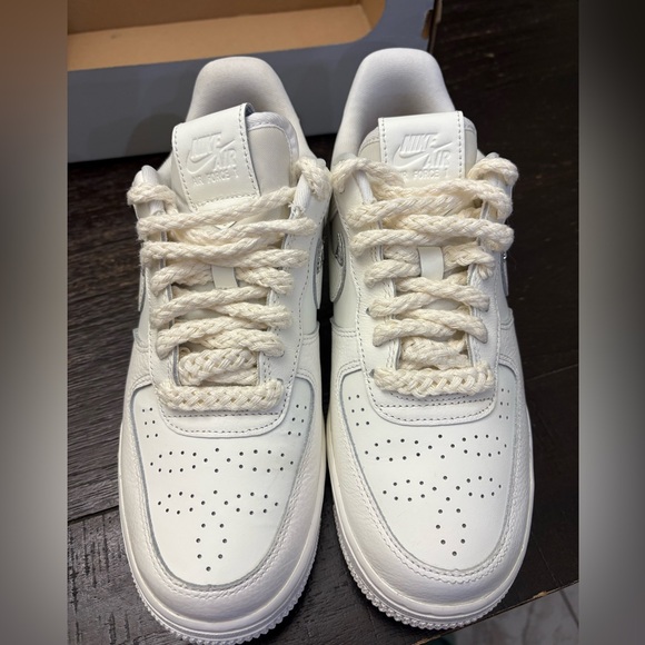 Women’s Air Force 1 07 LV8 - Picture 1 of 6